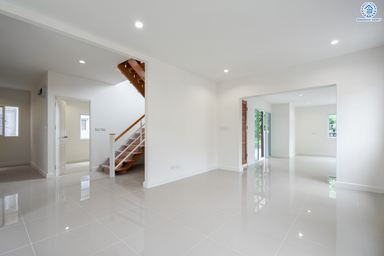 บ้านมือสองตกแต่งใหม่ ม.พฤกษาวิลเลจ11 ท่าอิฐ หลังมุม เนื้อที่ 50.2 ตร.ว. ฟังก์ชันพร้อม 4 ห้องนอน 2 ห้องน้ำ 2 ที่จอดรถ บนทำเลศักยภาพ เข้า-ออกได้ทั้งถ.รัตนาธิเบศร์ และถ.ราชพฤกษ์ ใกล้รถไฟฟ้าสายสีม่วง "สถานีบางรักน้อยท่าอิฐ"